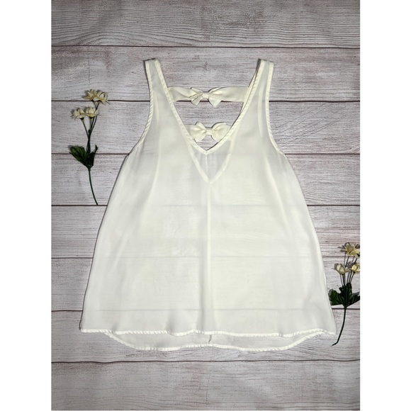 Everly V-Neck Bow Back Top - Picture 5 of 11